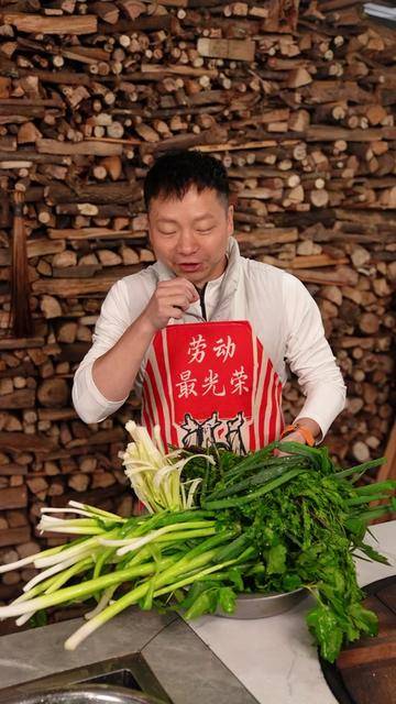 惊艳清纯凝脂枫林护士珍藏版周末在小院现炒火锅底料，三五好友一起吃火锅