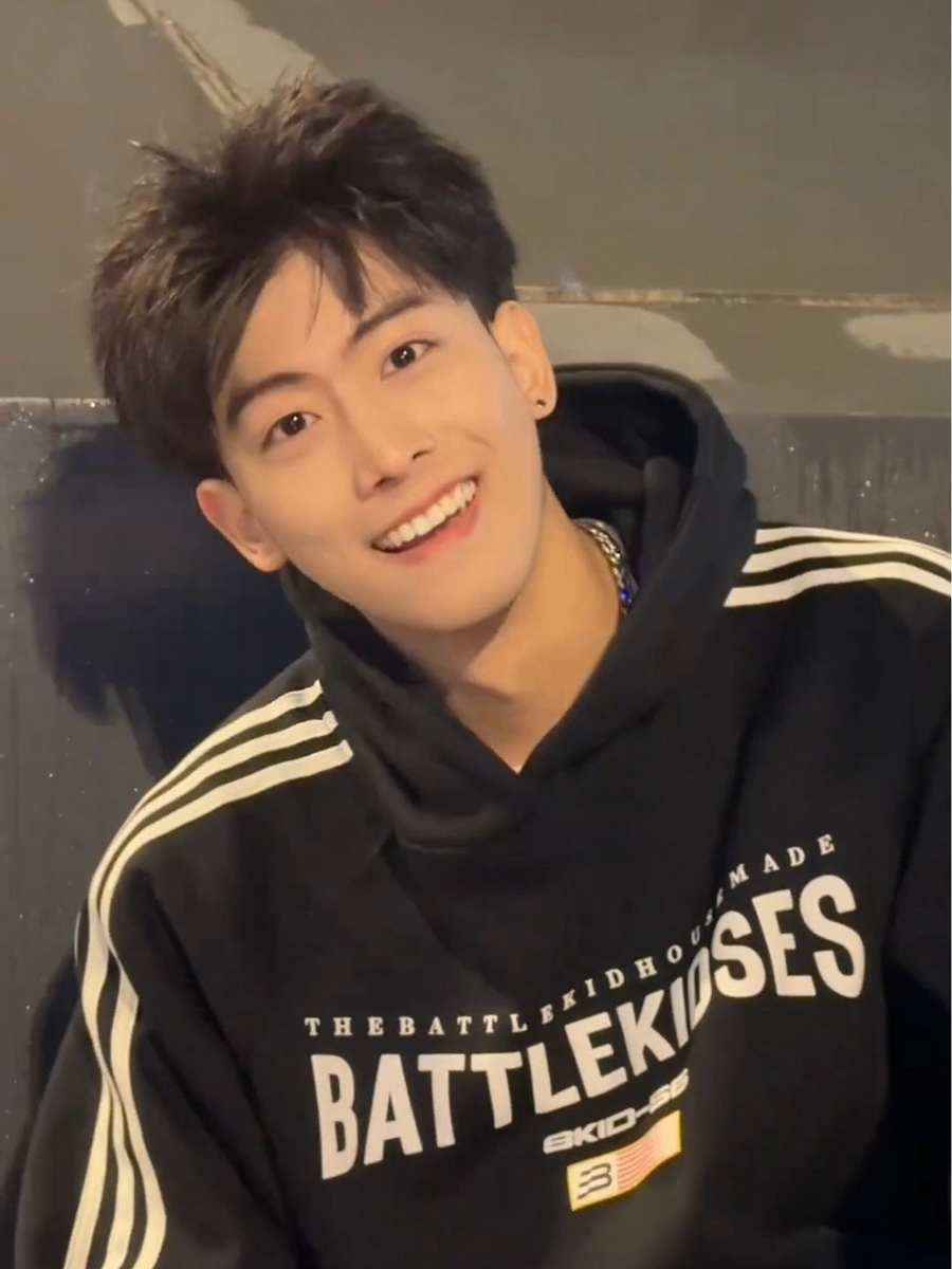 下面向我们走来的是 帅哥方阵