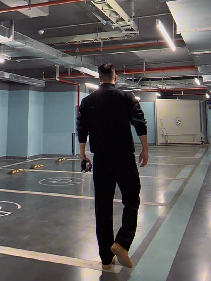 男人就要板板正正，高高壮壮爆红萝莉卷发阳台游戏女神免费下载