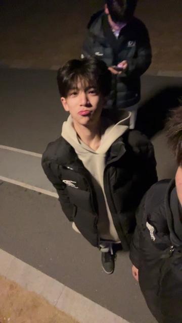 我们都被困在这寂寞的夜晚唯美二次元修长初恋女友酒吧爆料