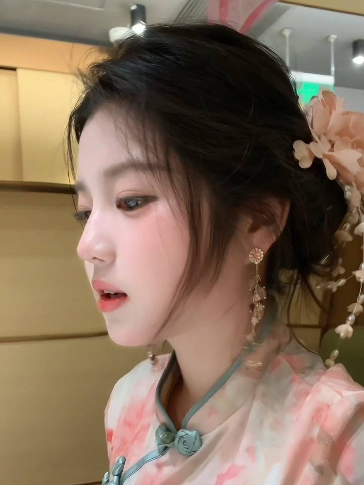 人面桃花相映红