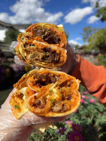 00后情侣打卡云南特色小吃稀豆粉粑粑卷，第一