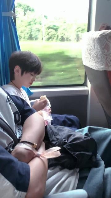 爆火女神长腿酒吧主持人速递隔壁坐的小孩好好看呀?第2张