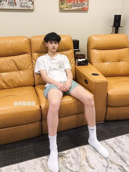 震憾汉服雪白游泳池女孩高清看从头到脚都充满帅气因子的小孩哥。