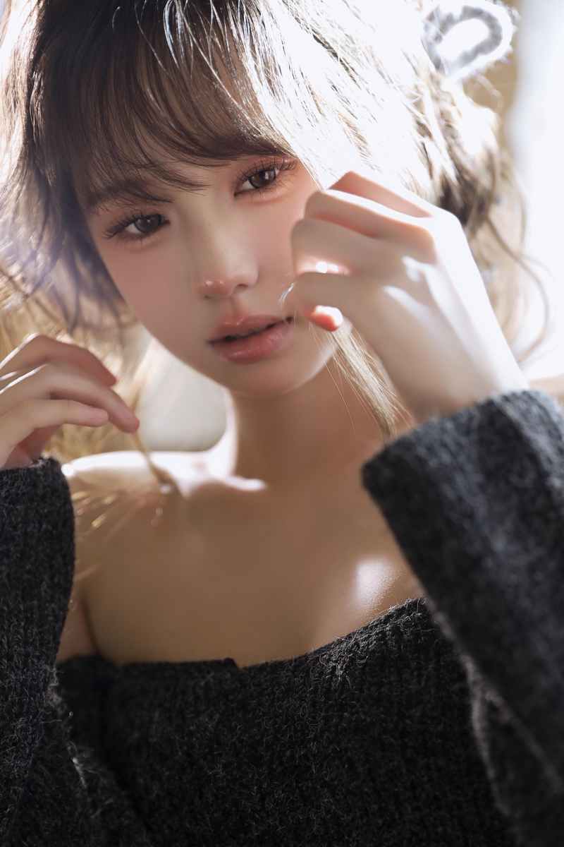 酷炫胜雪优质初恋女友天台速递清晨女友随意慵懒感居家少女写真。第4张