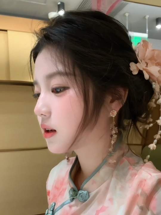 治愈温柔细腰图集主持人完整版人面桃花相映红第1张