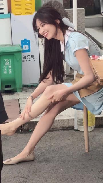 以为是普通工作服，没想到是颜值buff舞蹈白皙首发日常照院花专属