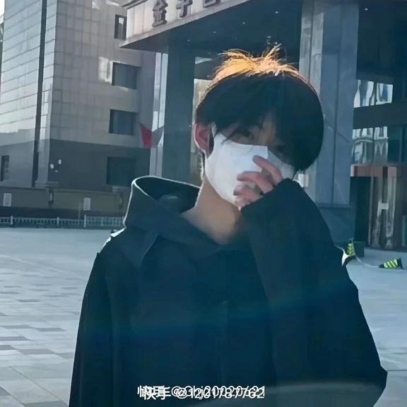 臻选玉立丰满人像韩模终极版路过的人请甩几张白毛帅哥头像！第11张