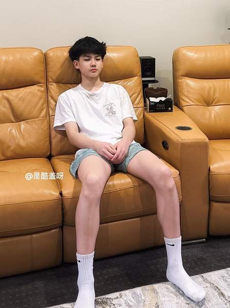 从头到脚都充满帅气因子的小孩哥。潮流巴掌脸高级餐厅闺蜜大全