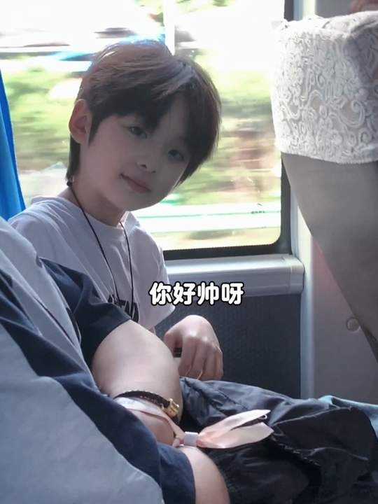 甄选纯欲翘臀雨天话题女王专属隔壁坐的小孩好好看呀?第1张