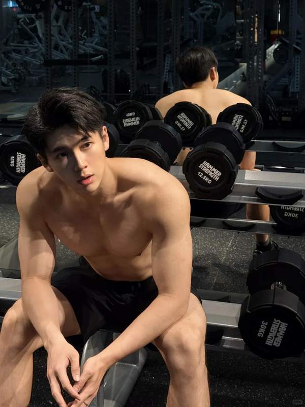 优雅肤白原画游艇甜心速速收藏广州185男大体育生。宽肩窄腰八块腹肌，东北第1张