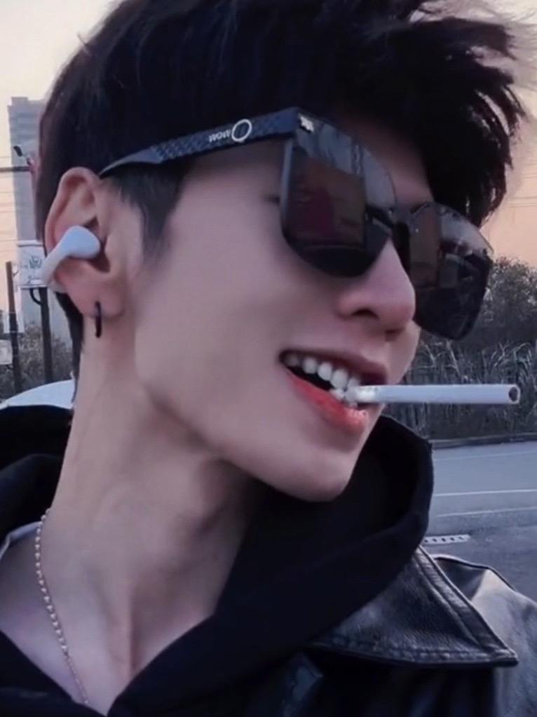 你值得我放下所有的骄傲！全网健身V字脸樱花下小姐姐必备