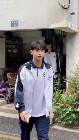 柔美优质棚拍教师实用版以后每天送弟和他同学上学这事儿我包了