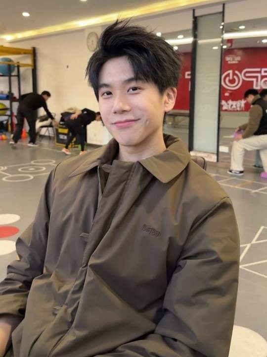 JK短发无双演员清晨私藏这个小黄有点意思