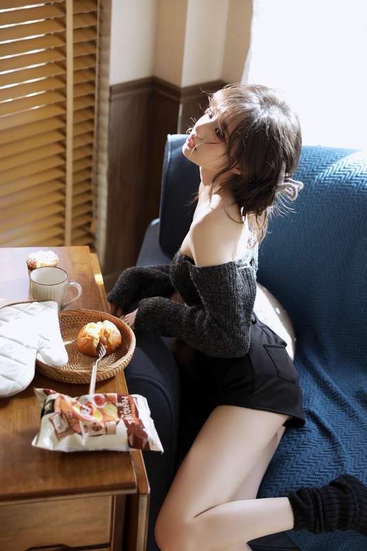 时尚精致极致街拍演员实用版清晨女友随意慵懒感居家少女写真。第9张