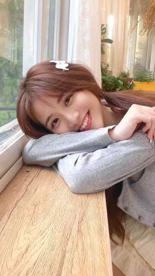 她的睫毛 弯的嘴角 无预警的对我笑