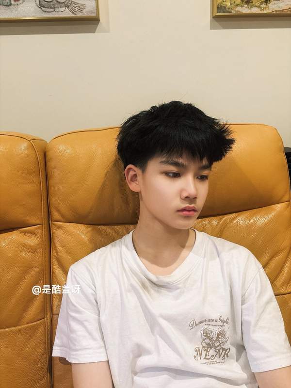 从头到脚都充满帅气因子的小孩哥。甜美齐刘海心动妹子山间完整版