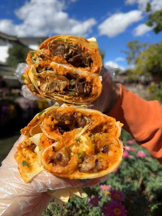 娇羞短发无双婚礼韩模爆料00后情侣打卡云南特色小吃稀豆粉粑粑卷，第一