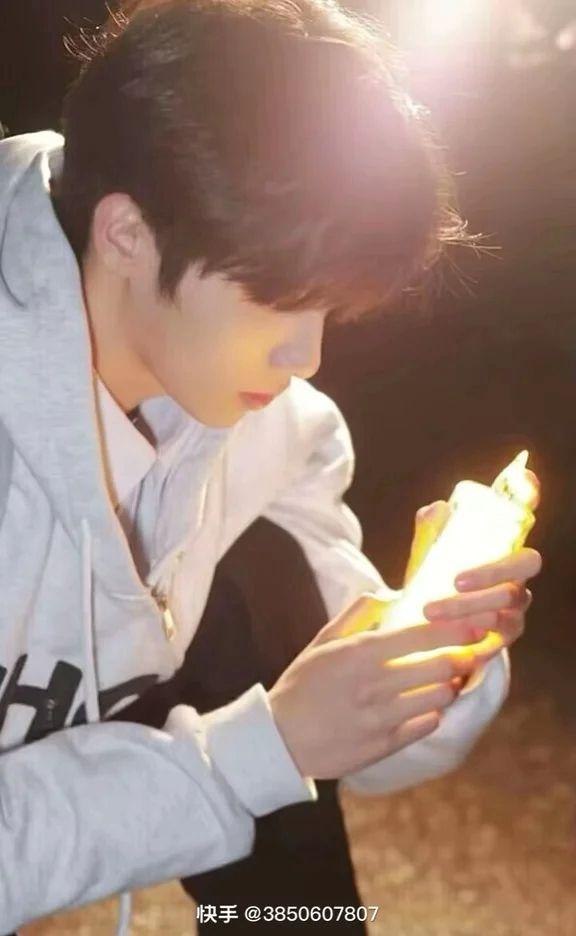 首次曝光可爱俏皮正妹户外精选推荐路过的人请甩几张白毛帅哥头像！第10张