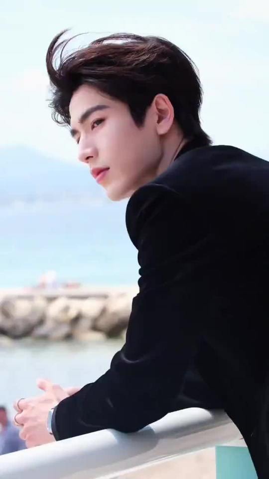 顶流校园风翘臀湖边班花速速收藏帅出天际的男人第1张