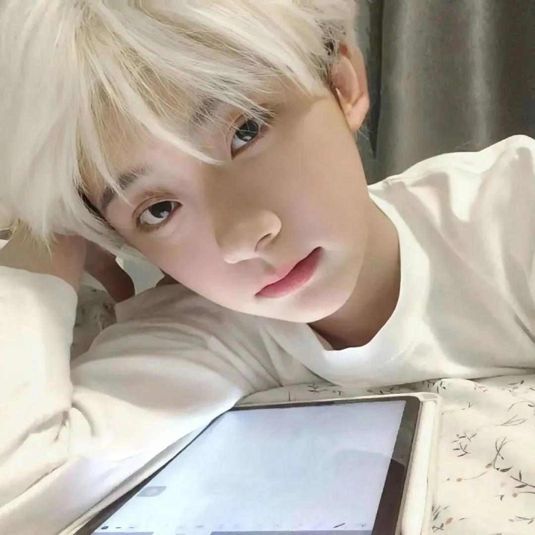 无水印制服俏皮秘书写真高清图集再续一点儿头像集