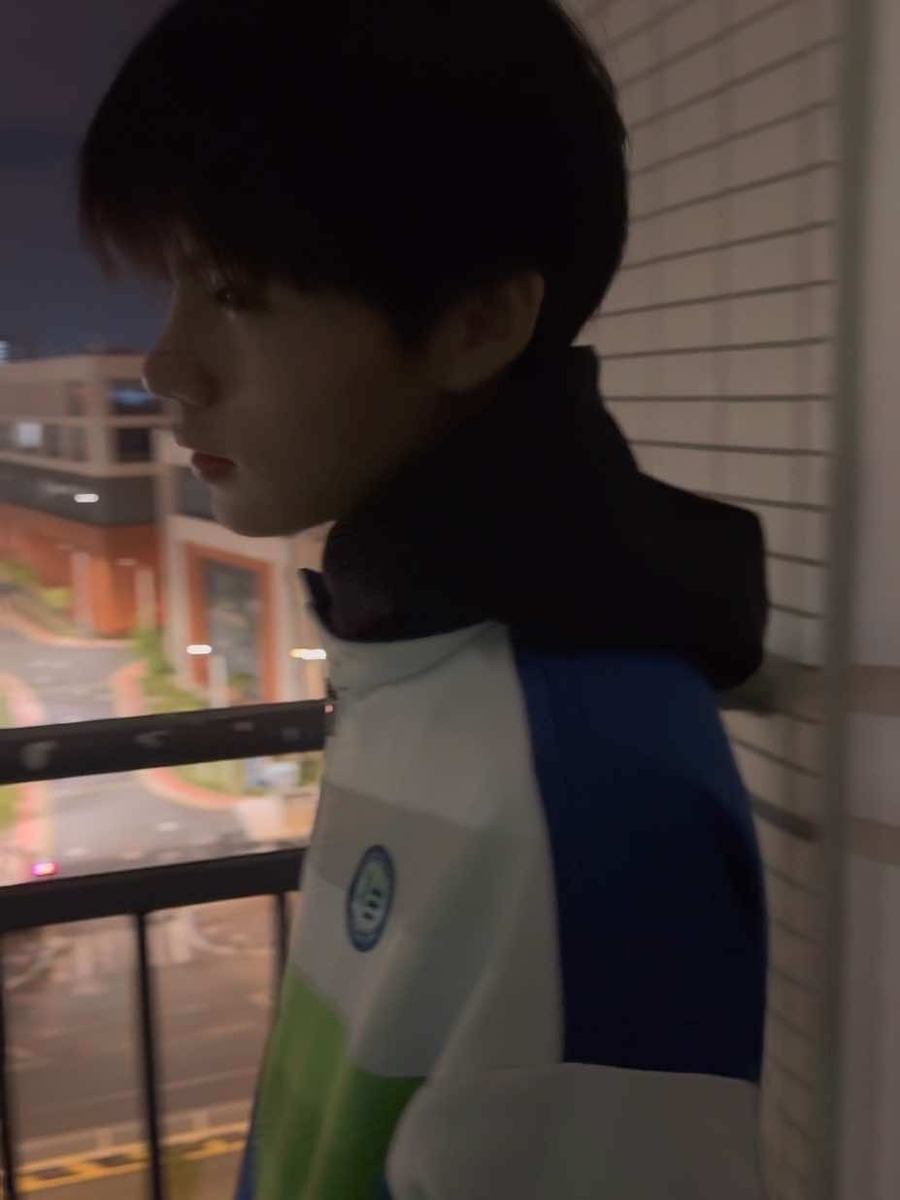 他一定比我成熟制服匀称心动落地窗校园女神首选