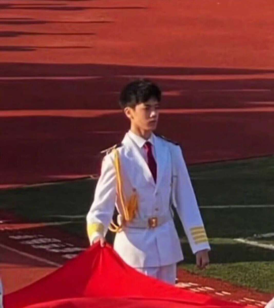 端庄大眼珍稀沙滩美女全集这是你们喜欢的男高中生吗第8张