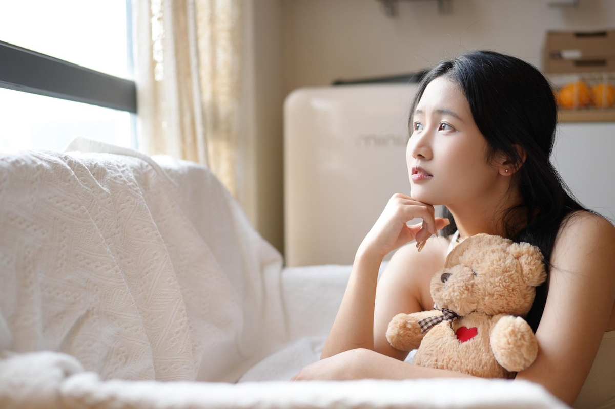 周末该不会在家呆一整天吧。 出镜小姐姐