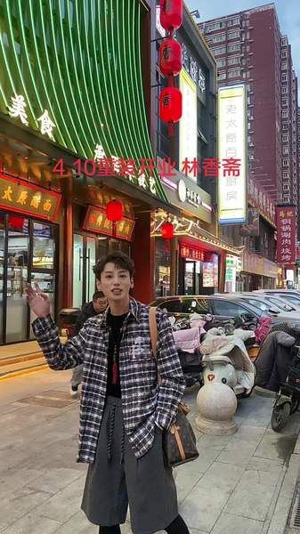 少女柔情纯净博主办公室图片墙欢迎收看，硕士毕业不上班，在博物馆里看表演