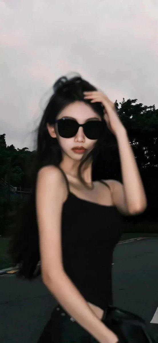 美女壁纸今天是甜妹唯美舞蹈丸子头草坪瑜伽老师欣赏