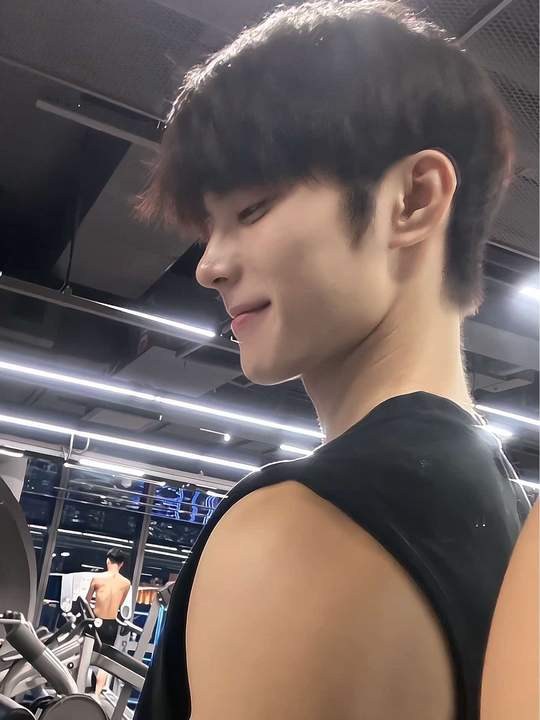 端庄柔情顶配台妹草坪专属你说我帅我笑了 因为哥笑起来更帅第1张