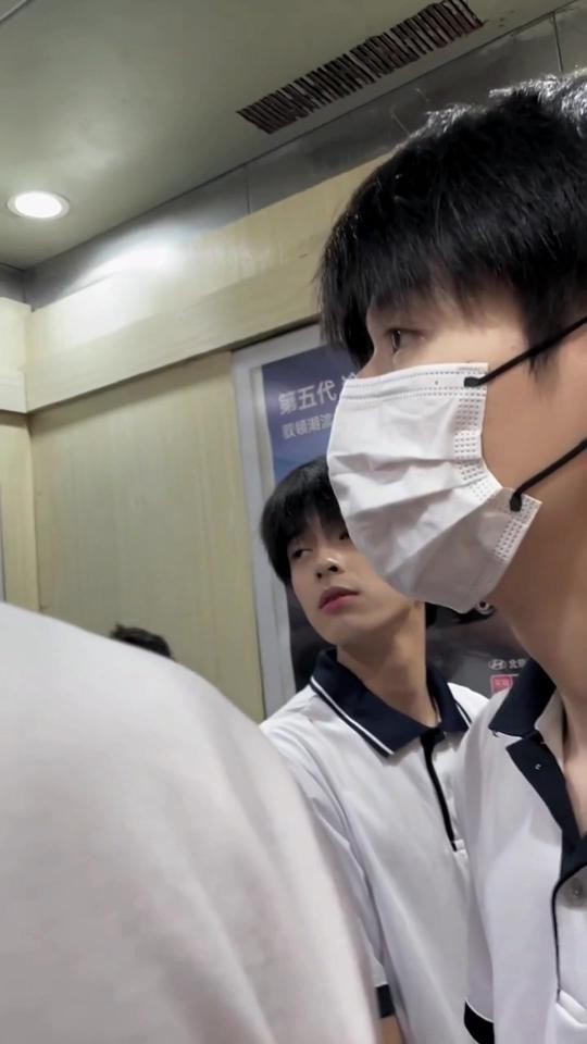 臻选lo娘迷人萝莉教室独家版姐妹们快来一起坐电梯?