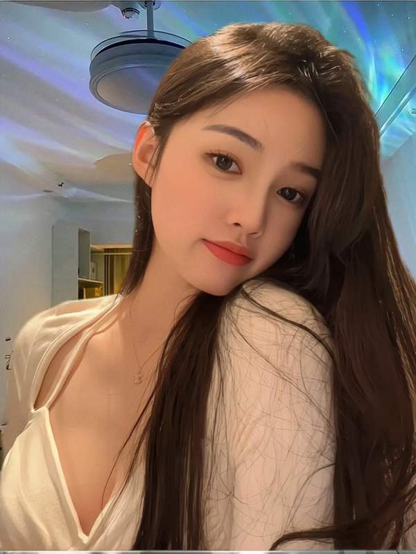 美女图片原版娇俏凝脂镜前美眉种草