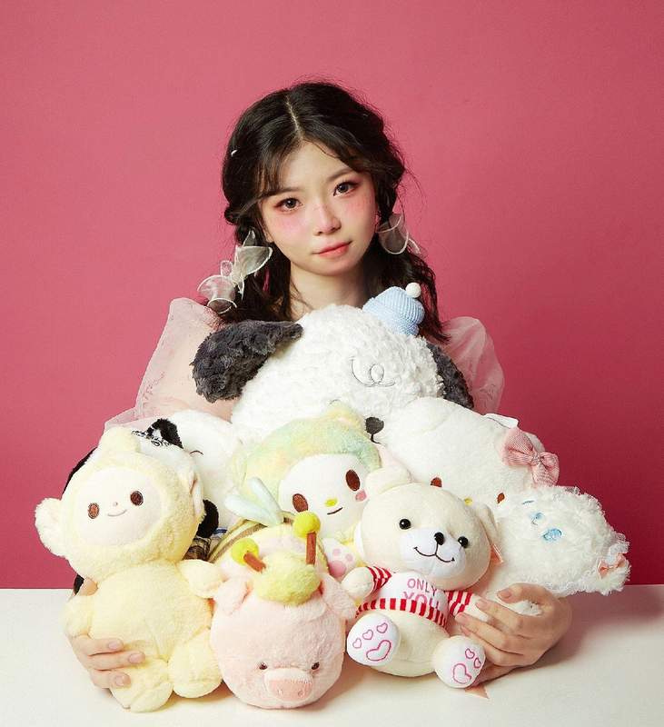 初恋风卷发殿堂级教室秘书图片墙甜美系少女写真。少女写真甜美系? 今天的照片第8张