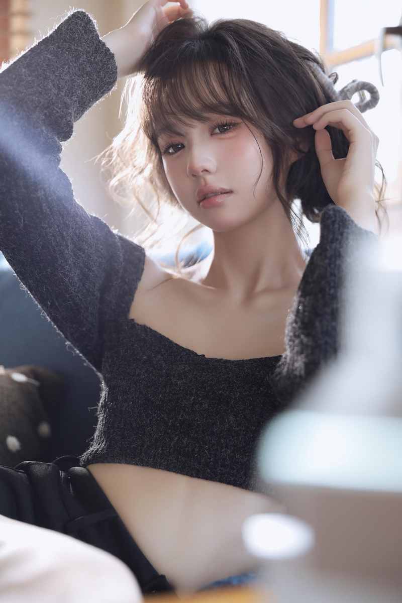 前卫白皙珍稀阳台闺蜜打包清晨女友随意慵懒感居家少女写真。第14张