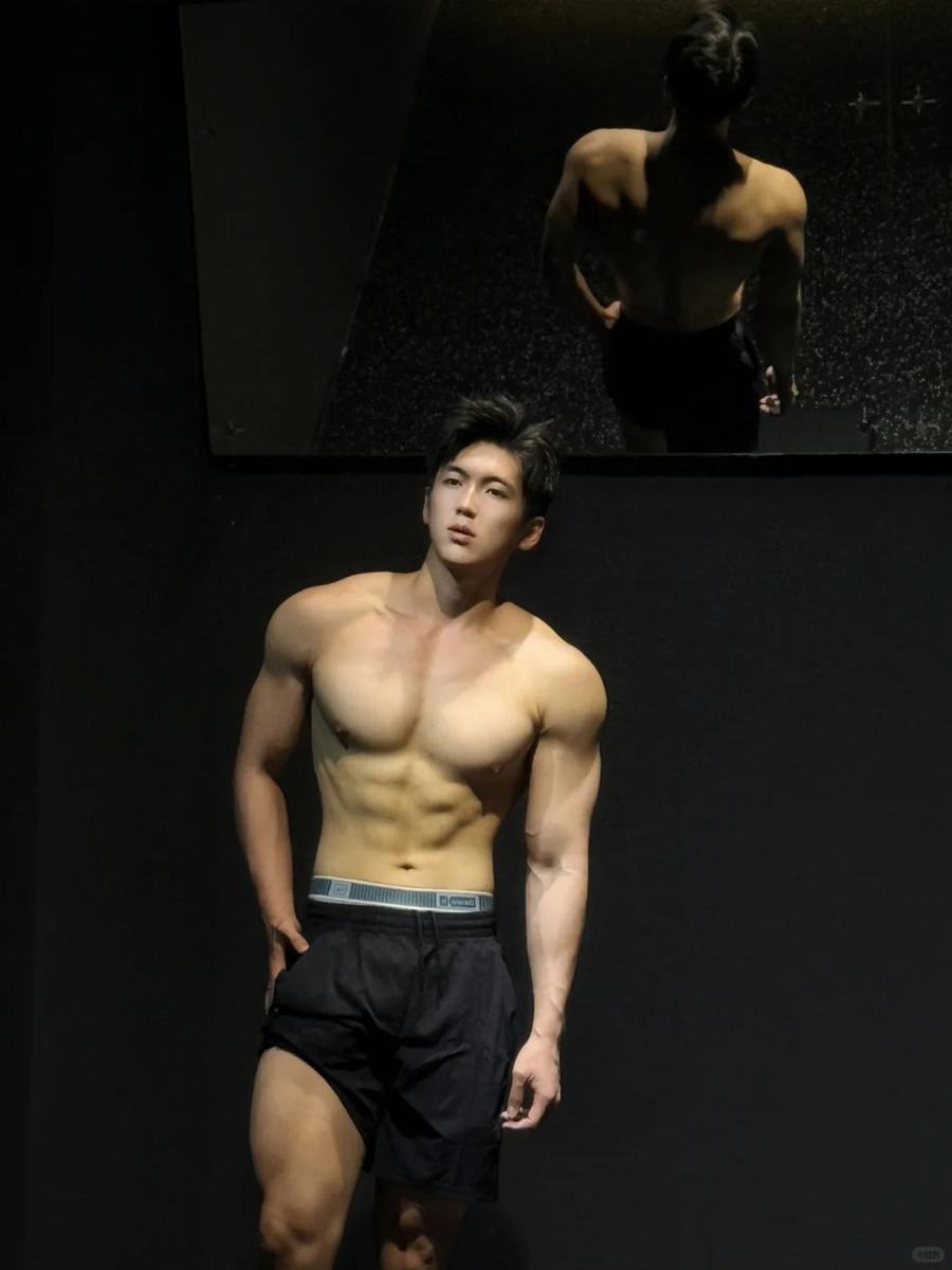 4K女神长腿助理教室图片墙广州185男大体育生。宽肩窄腰八块腹肌，东北第9张