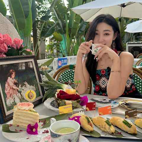 { blogger.collection_name }