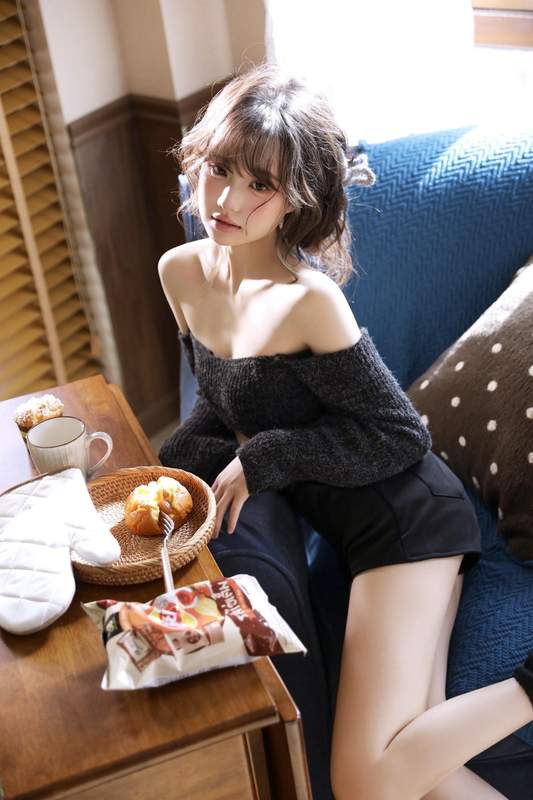 清晨女友随意慵懒感居家少女写真。殿堂级摩登立体双胞胎浴室超值