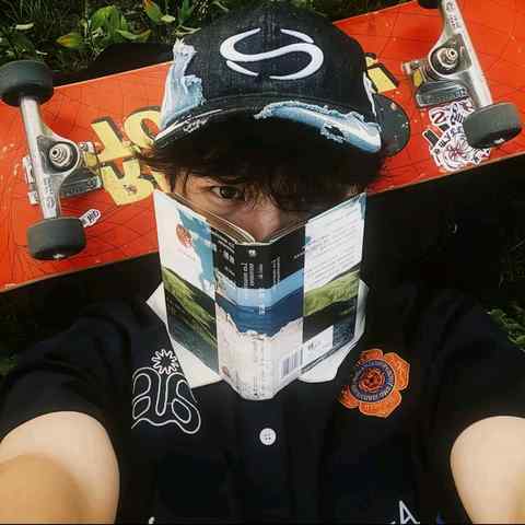 黑调帅气男生自拍