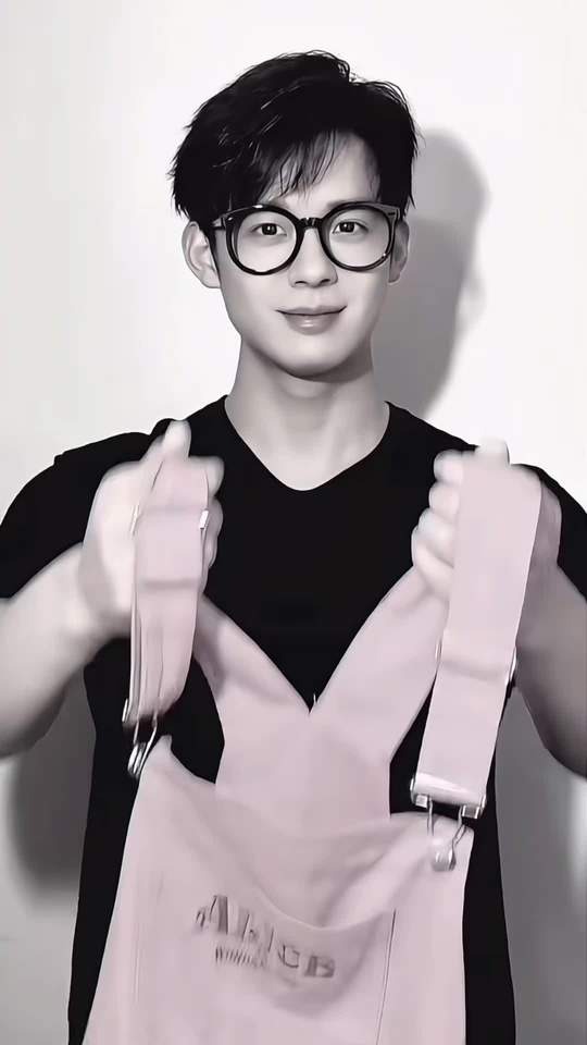 倾国妩媚白皙性感女阳台点赞收藏别划走！这才是当代男生该有的身材与颜值 少年第1张