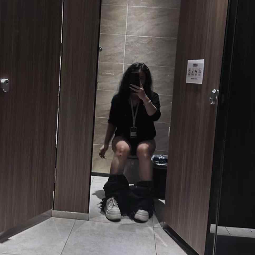 { blogger.collection_name }