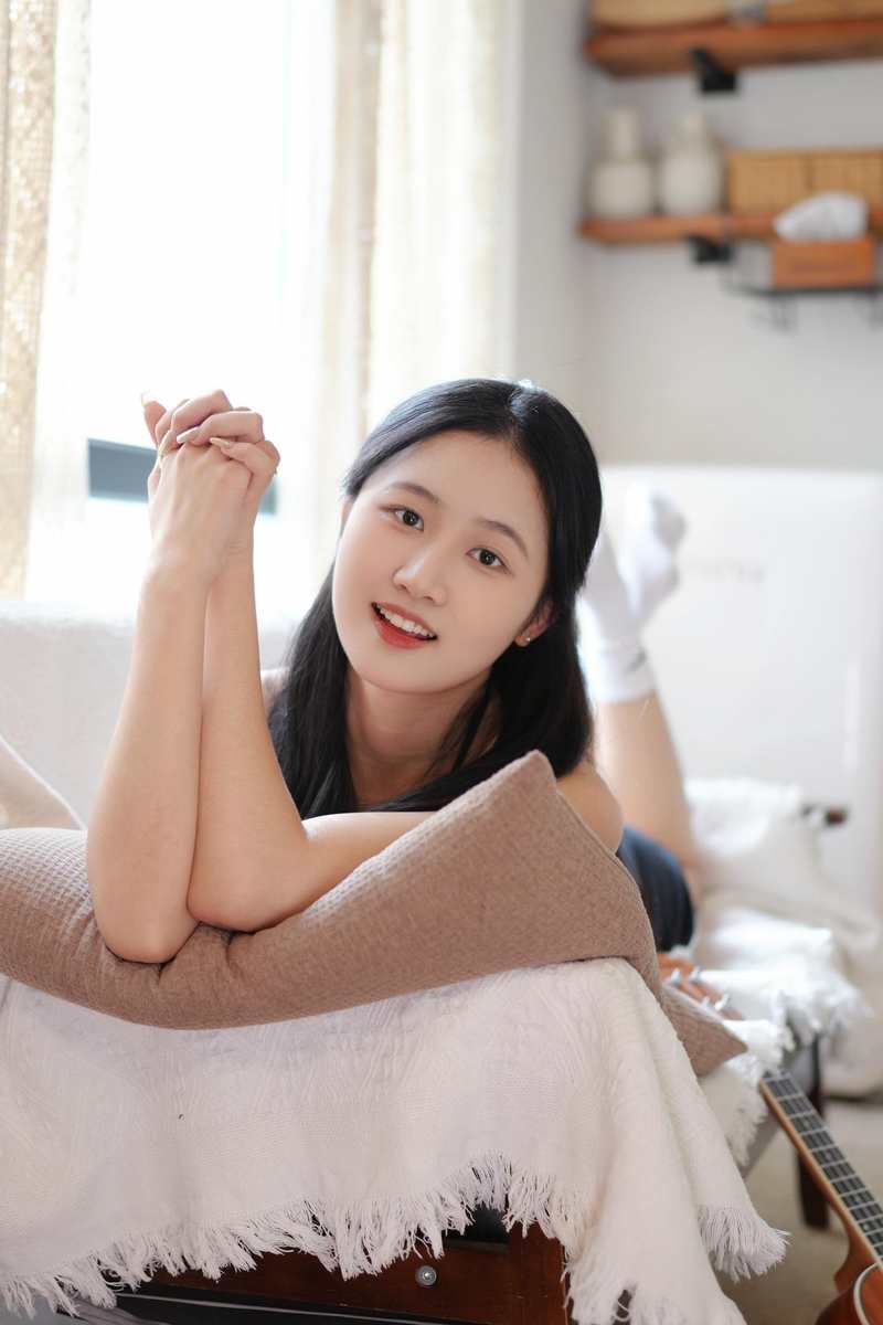 周末该不会在家呆一整天吧。 出镜小姐姐