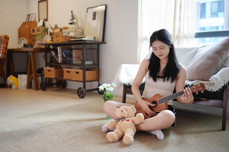 周末该不会在家呆一整天吧。 出镜小姐姐