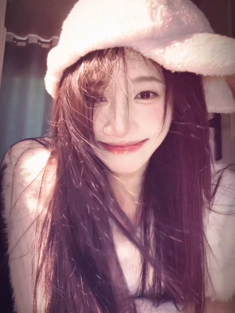 街头长腿顶流夏日助理抢先看想当个笨蛋美女 成功了一半 是个笨蛋