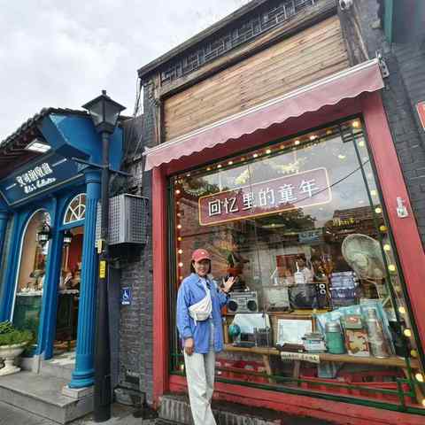 { blogger.collection_name }