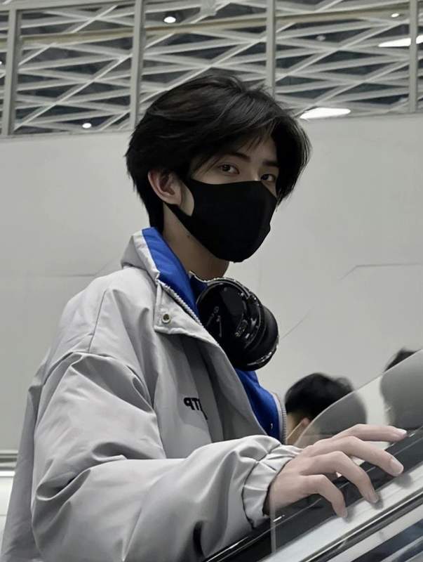 二次元短发极致模特庭院高清原图戴着口罩都能感受到帅气