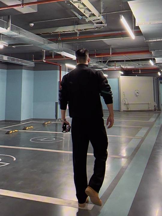 男人就要板板正正，高高壮壮