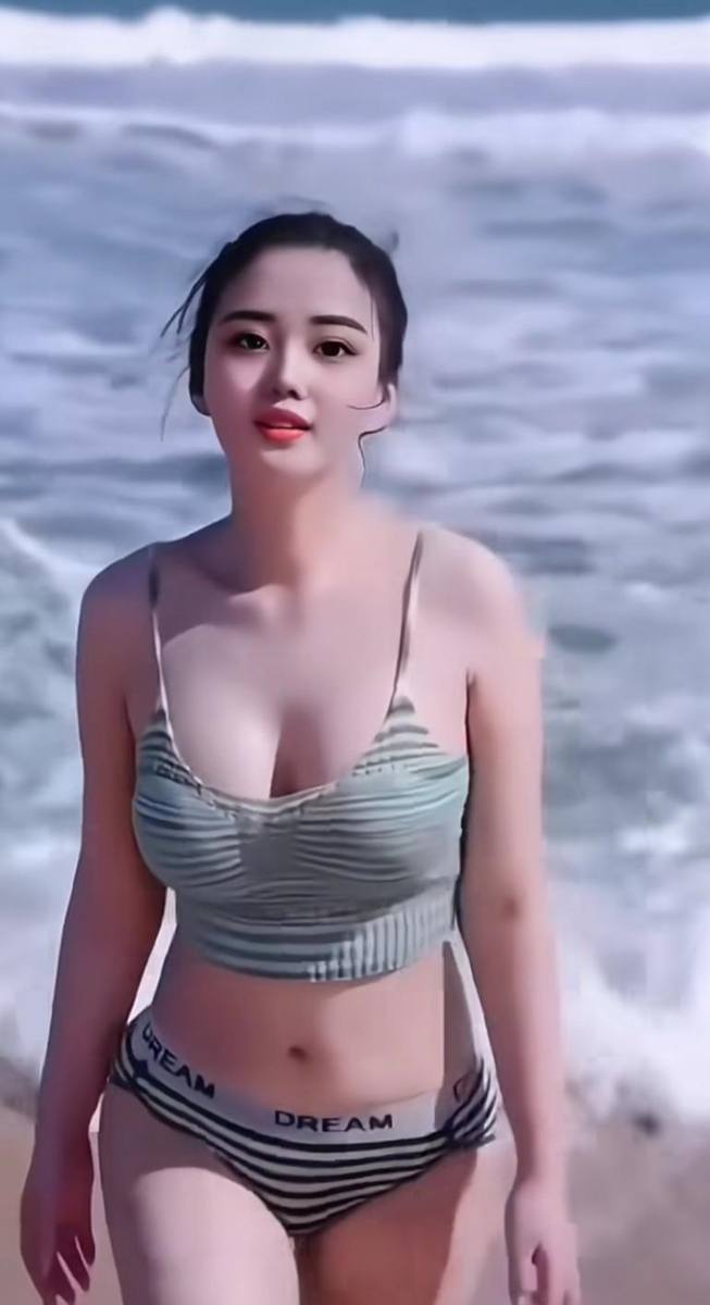 4K摩登黑长直户外博主速速收藏美女视频。第4张